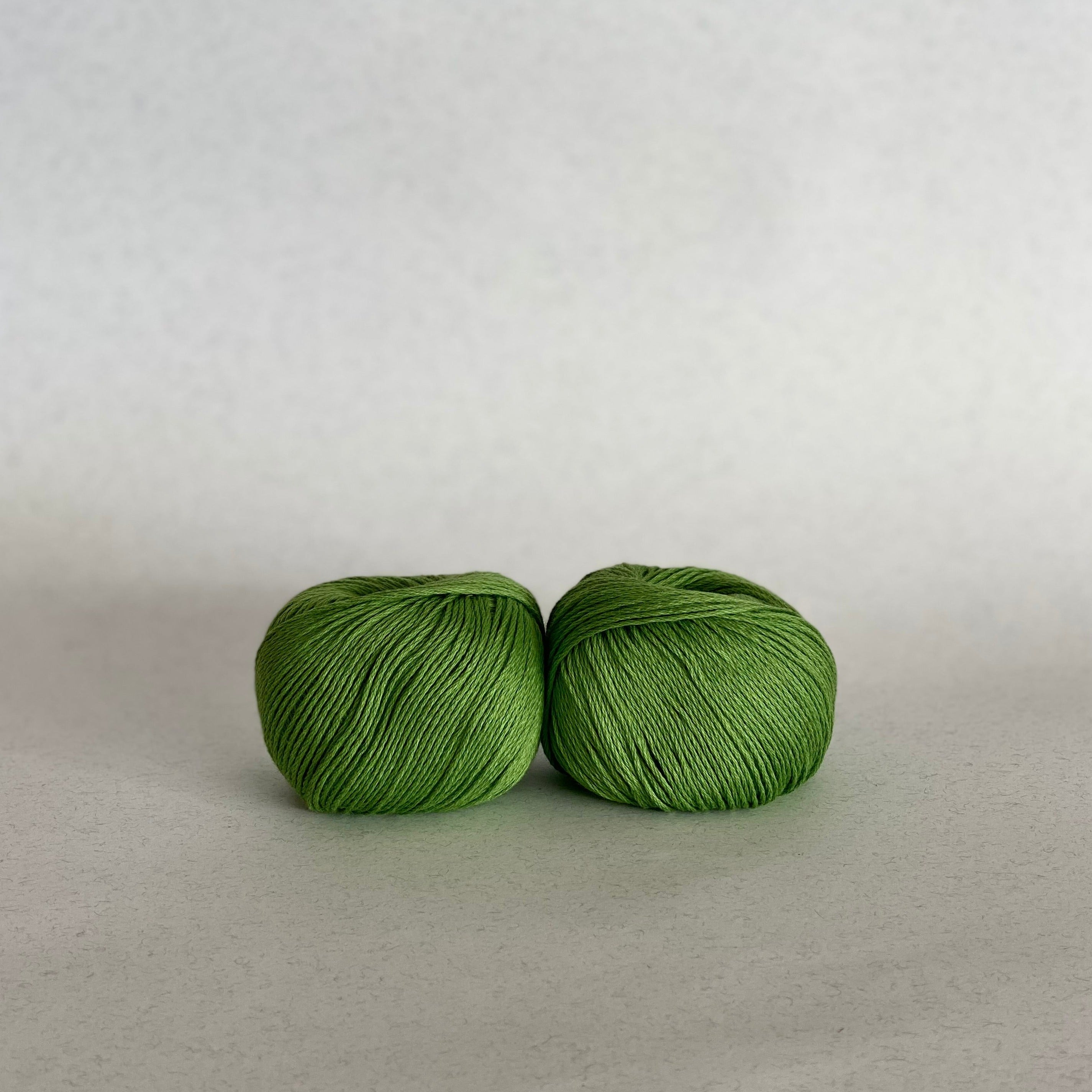 Ovillo algodón orgánico verde hierba de MöMMOT