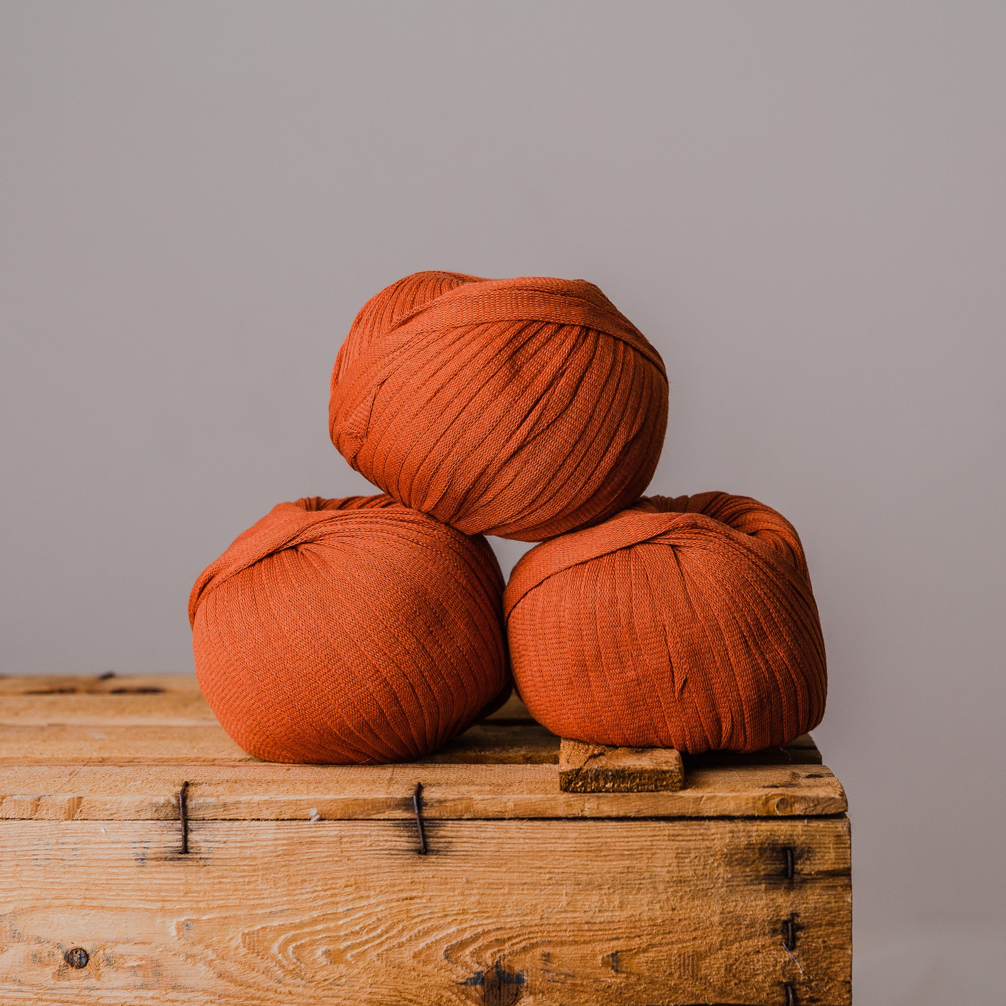 Ovillos de trapillo reciclado color teja de MöMMOT