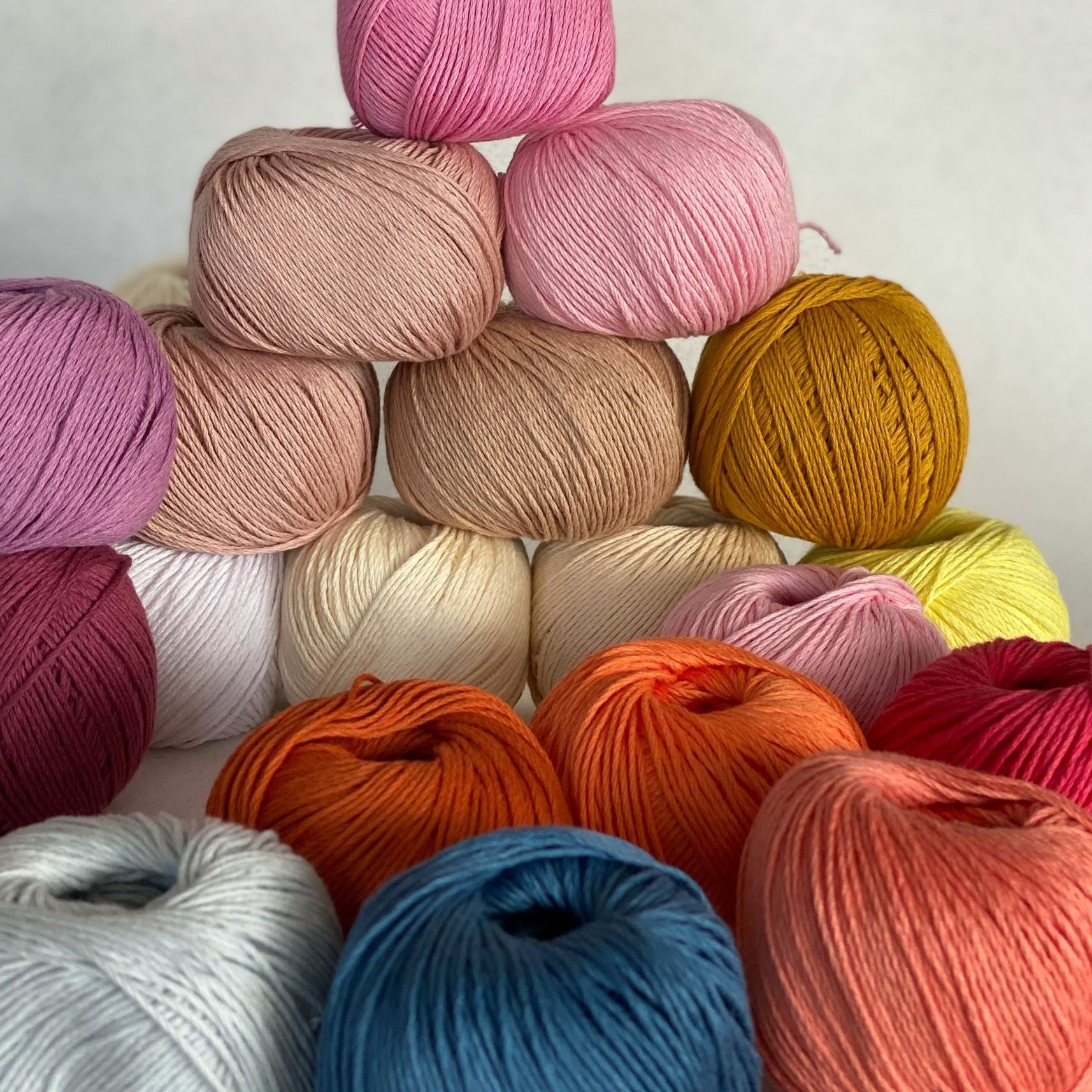 Ovillos de colores de algodón orgánico fino de MöMMOT