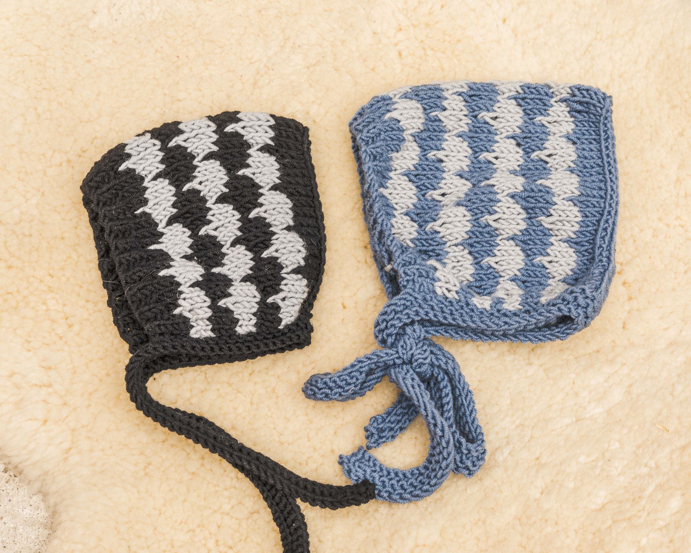 Capotas de punto con escamas de color gris y azul de MöMMOT