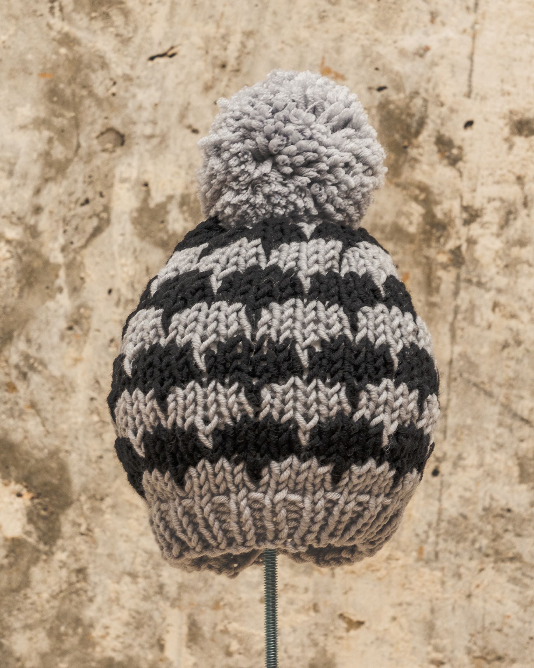 Gorro de punto con escamas y pompón gris y negro de MöMMOT