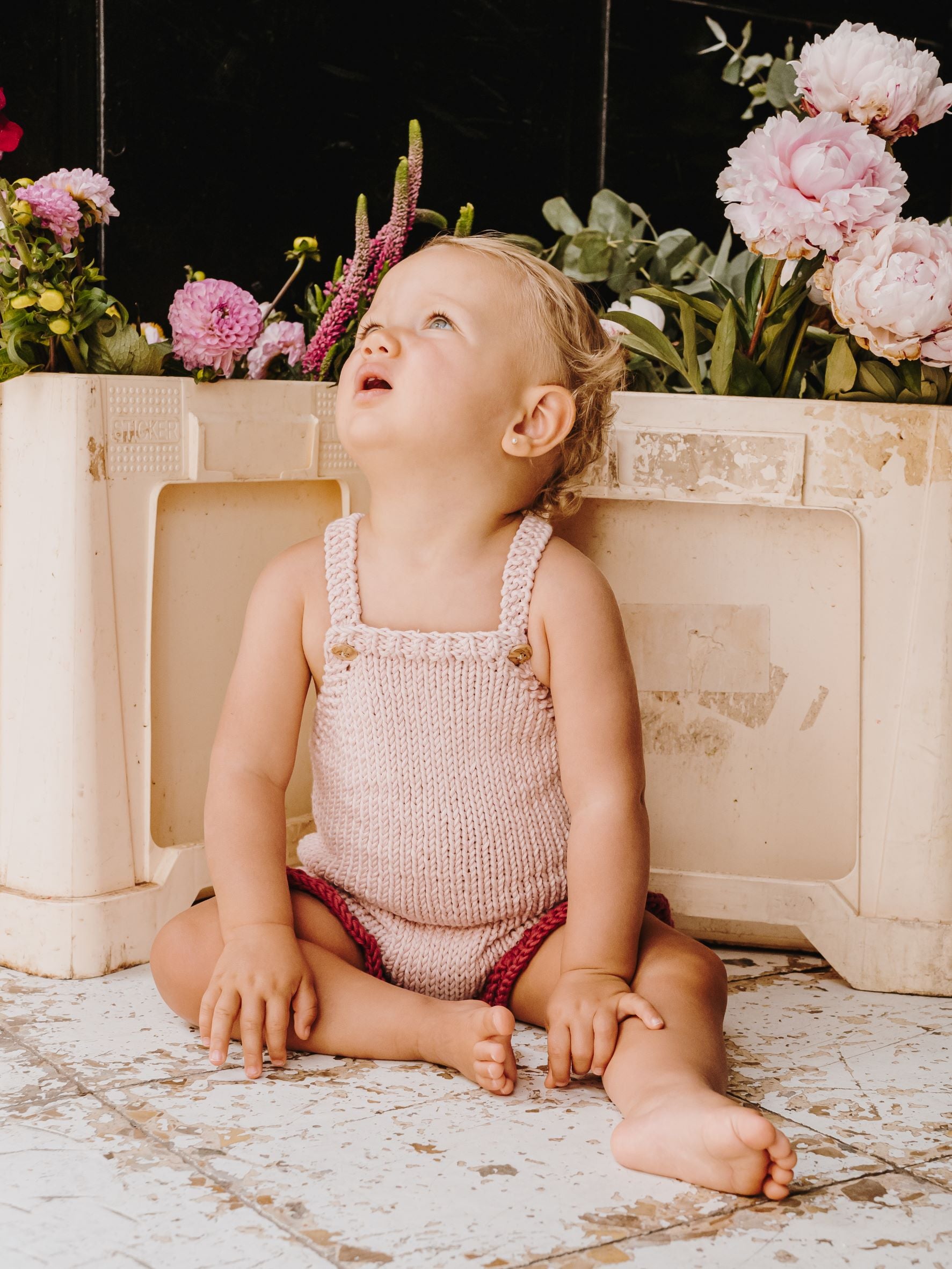 Peto de punto de niña con volante