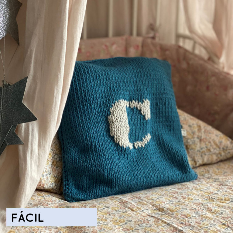 Kit para aprender a tejer un cojín con inicial