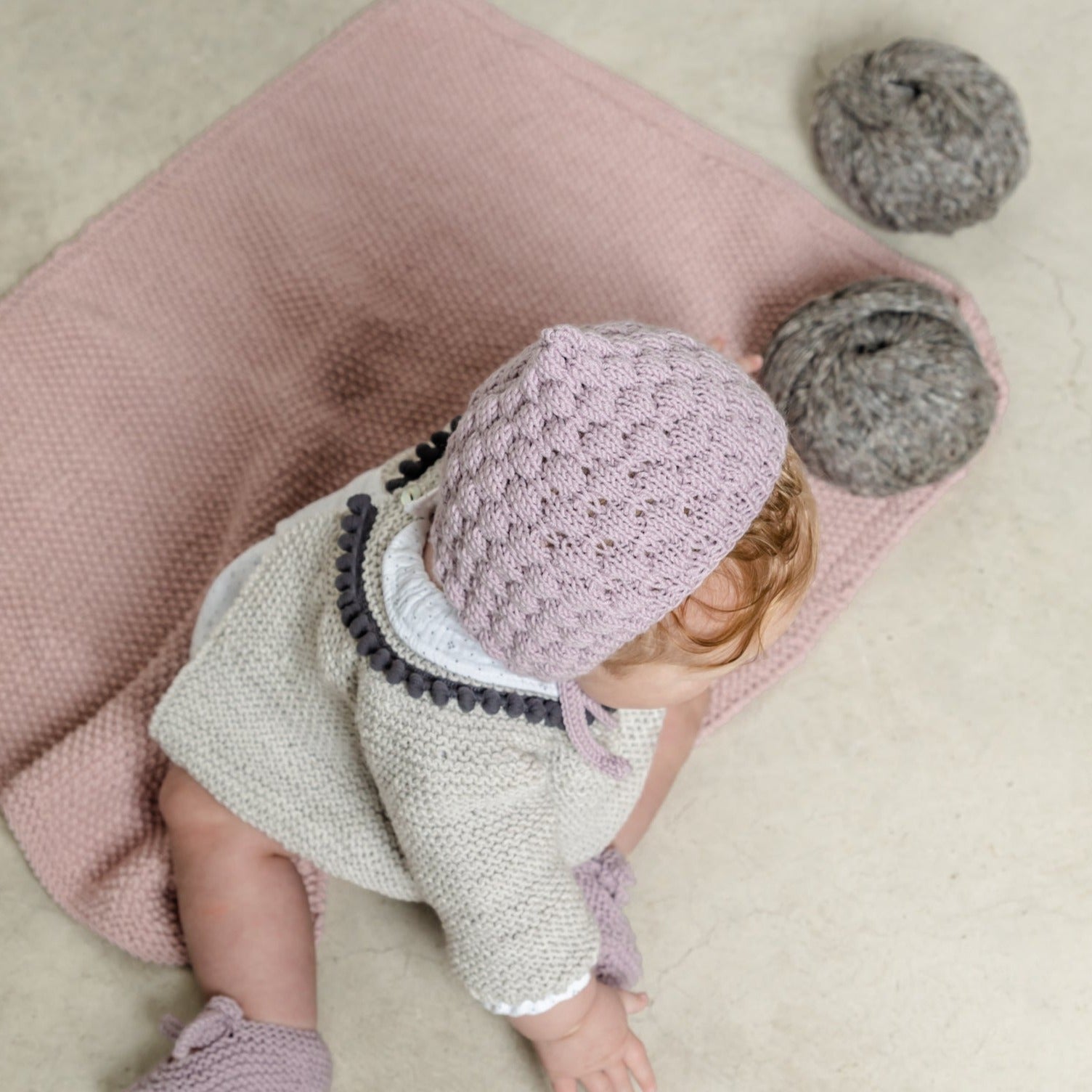 Manta Rita de MöMMOT tejida en punto a dos agujas con lana merino 100% de MöMMOT