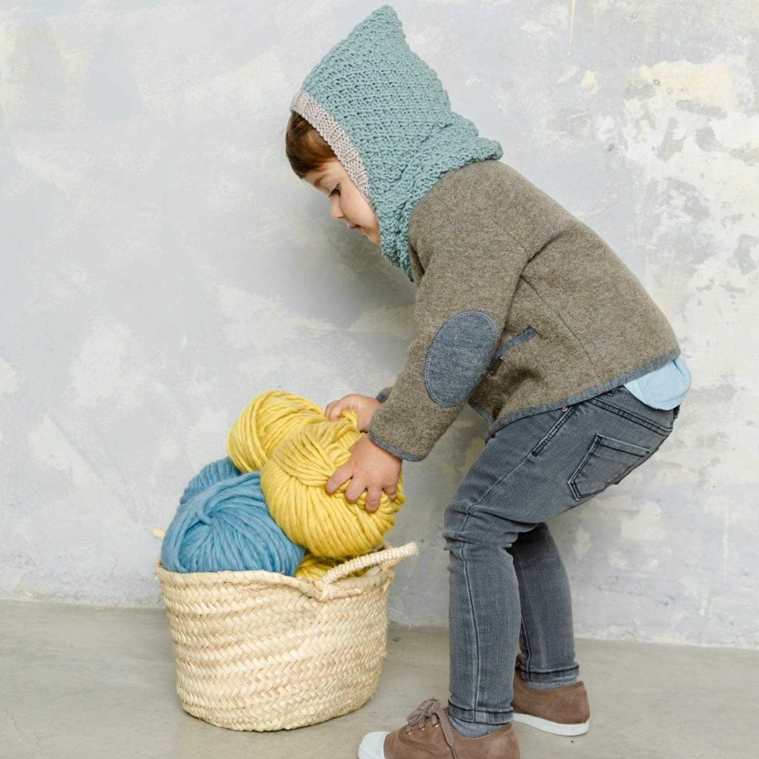 Pasamontañas de niño tejido en punto a dos agujas en color piedra y verde empolvado con Lana Media #5 de MöMMOT