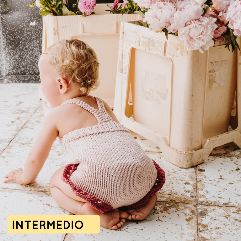 Patron para tejer peto con volante niña