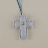 cruz en gasa de algodón azul con inicial bordada