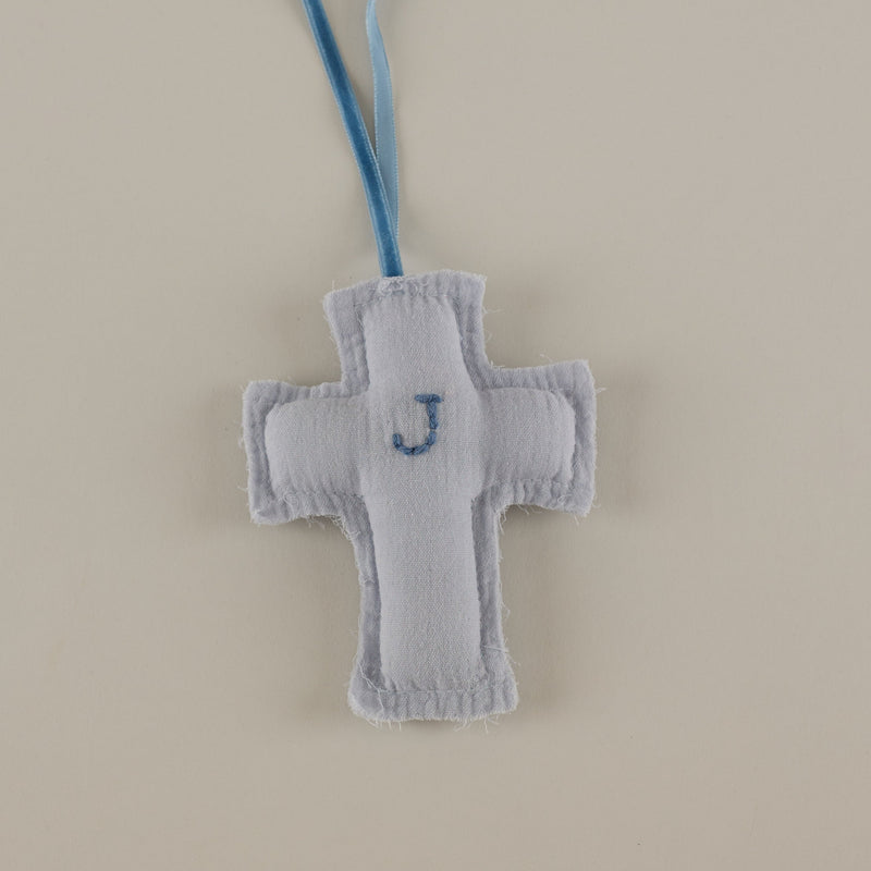 cruz en gasa de algodón azul con inicial bordada