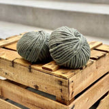 Ovillo de lana Gruesa Verde Oliva de Mommot para tejer