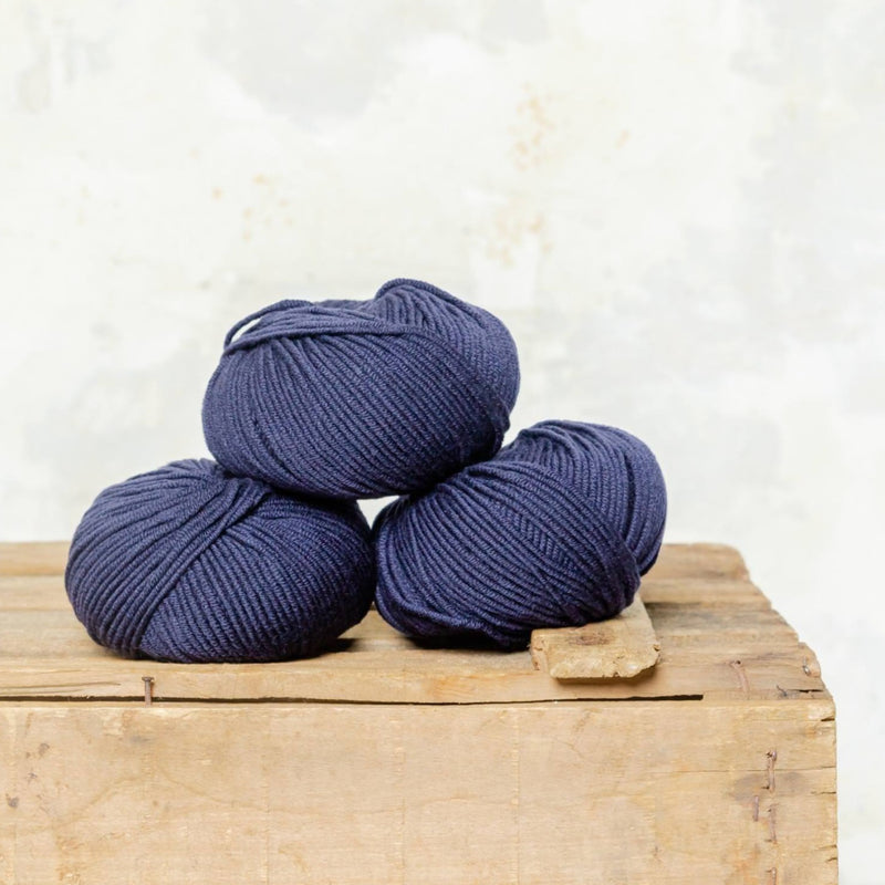 Ovillo lana merino de grosor medio de color azul merino