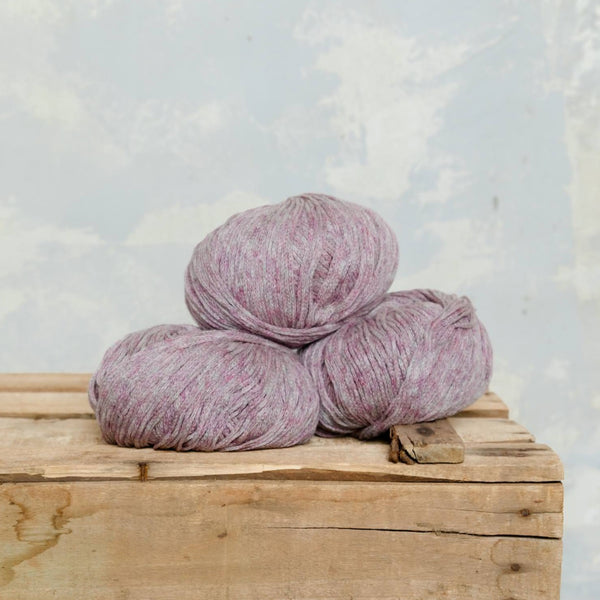Ovillo lana media de color rosa tweed de MöMMOT