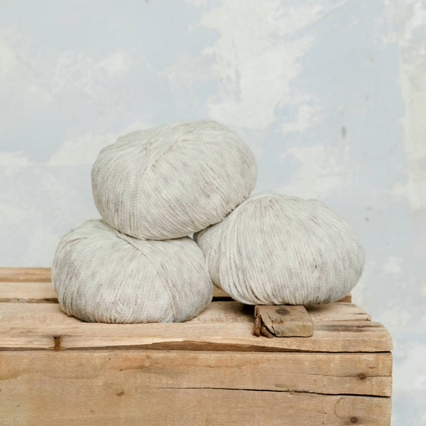 Ovillo lana media de MöMMOT  color gris claro