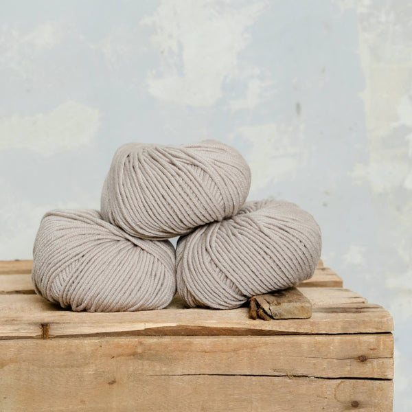 Ovillo lana merino grosor medio de color piedra de MöMMOT