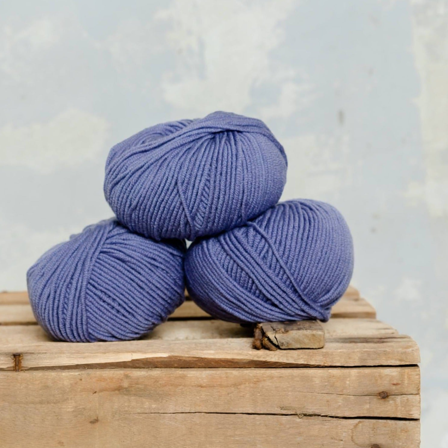 Ovillo lana media merino de color lila de MöMMOT