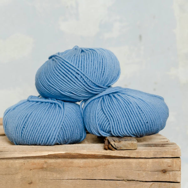 Ovillo lana merino grosor medio de color azul empolvado de MöMMOT