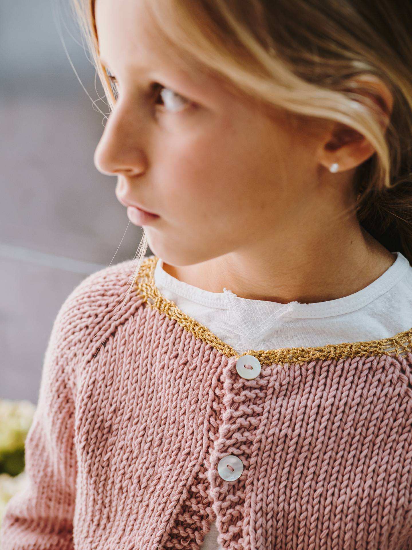 Chaequeta de punto rosa, hecha a mano, de niña de MöMMOT 