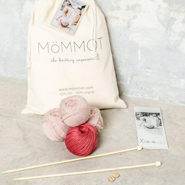 Kit para hacer un peto de niña en algodón orgánico rosa y fresa de MöMMOT