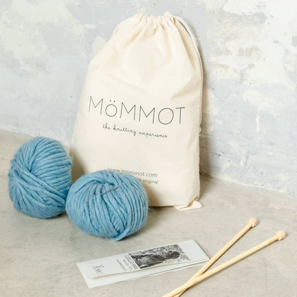 Kit para principiantes que incluye todo lo necesario para hacer un tejer un cuello de punto a dos agujas con lana de MöMMOT