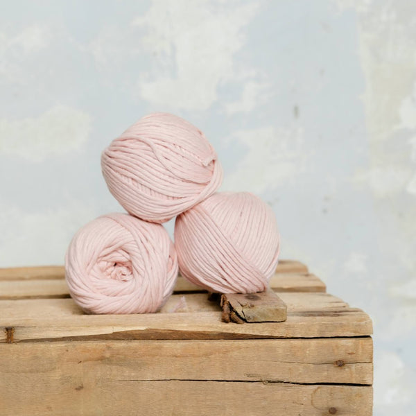 Ovillo algodón orgánico fino y medio de color rosa ballet bebé de MöMMOT