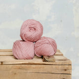 Ovillo algodón orgánico fino y medio de color rosa empolvado de MöMMOT