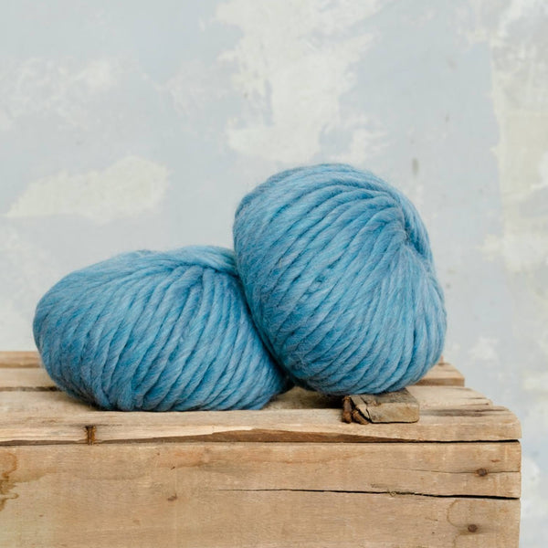 Ovillo pura lana virgen y alpaca gruesa MöMMOT azul empolvado 
