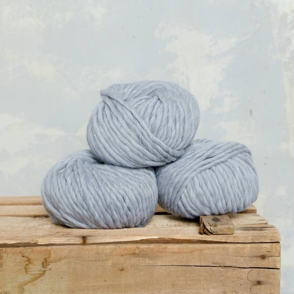 Ovillo pura lana virgen y alpaca gruesa de color gris claro de MÖMMOT
