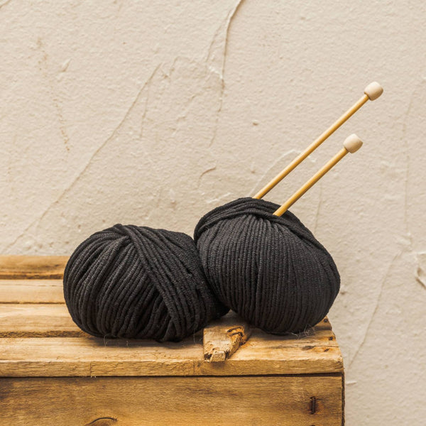 Ovillo lana merino de grosor medio, color negro de MöMMOT