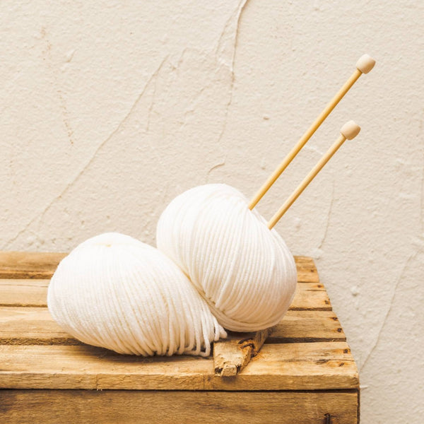 Ovillo de lana media merino de color blanco de MöMMOT