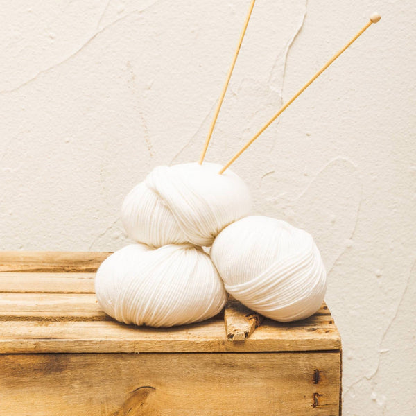 Ovillo lana fina vicuña merino color blanco roto de MöMMOT