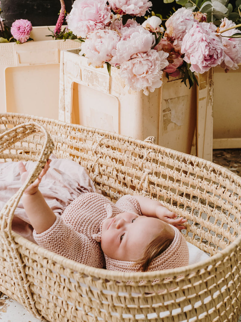 Bebé con faldón y capota rosa empolvado de MöMMOT