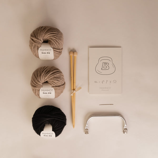Kit con todo lo necesario para hacer tu mismo un bolso tejido a dos agujas. Incluye ovillos, fleje, patrón, instrucciones y agujas de madera.