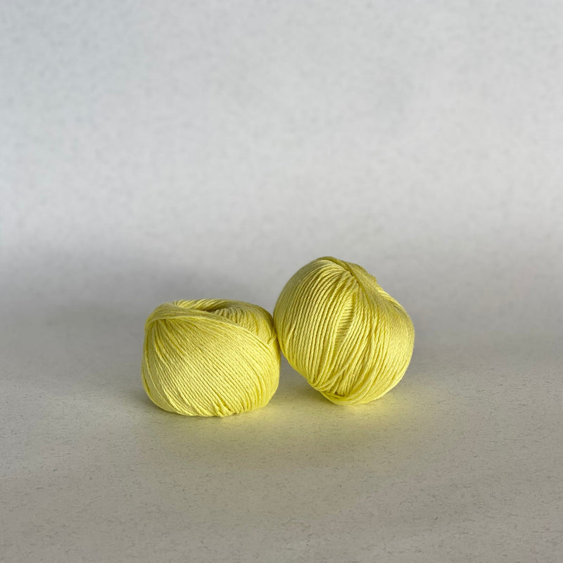Mini-ovillo de crochet amarillo en algodón orgánico