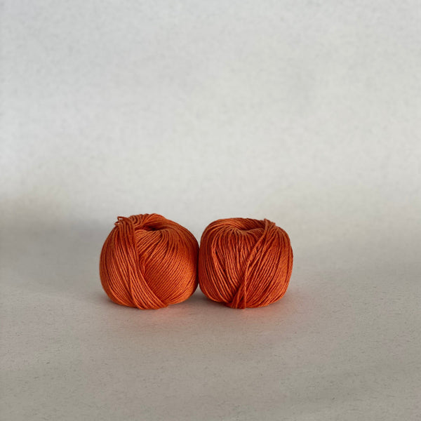 Mini-ovillo algodón orgánico peinado detox color caldero de MöMMOT