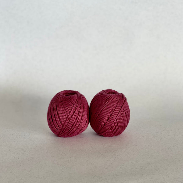 Mini-ovillos color berenjena de MöMMOT en algodón orgánico peinado detox para croché y punto