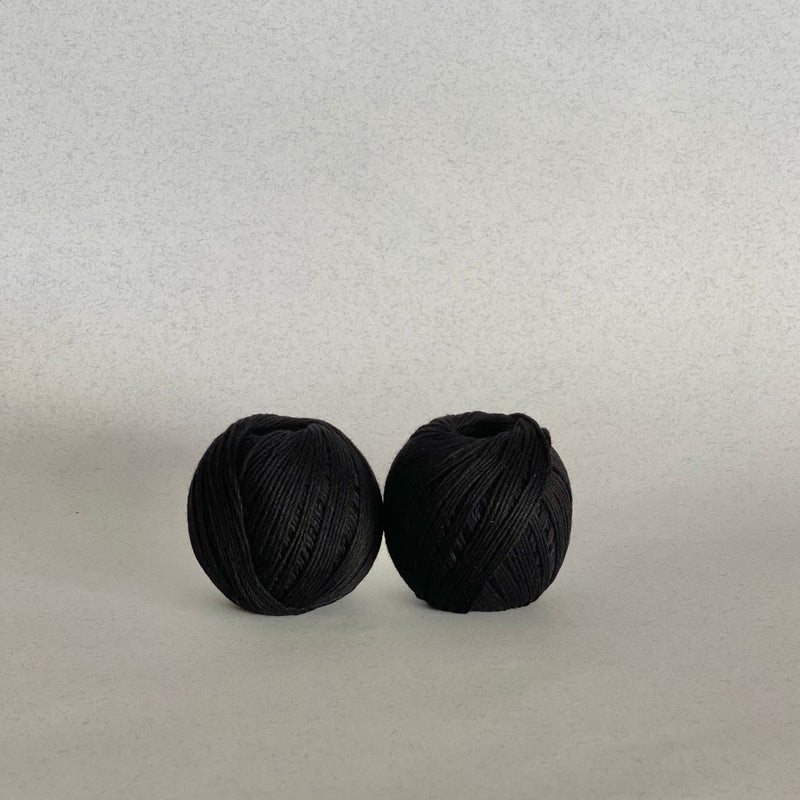 Ovillos negros de MöMMOT de algodón peinado