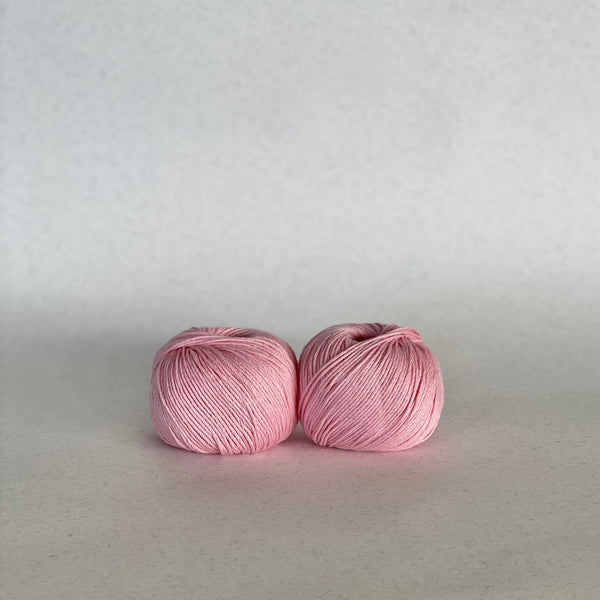 Mini-ovillo color rosa de algodón orgánico peinado detox de MöMMOT