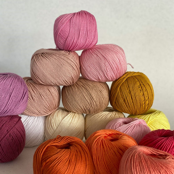Pack de mini ovillos de tonos empolvados rosas de algodón orgánico de MöMMOT