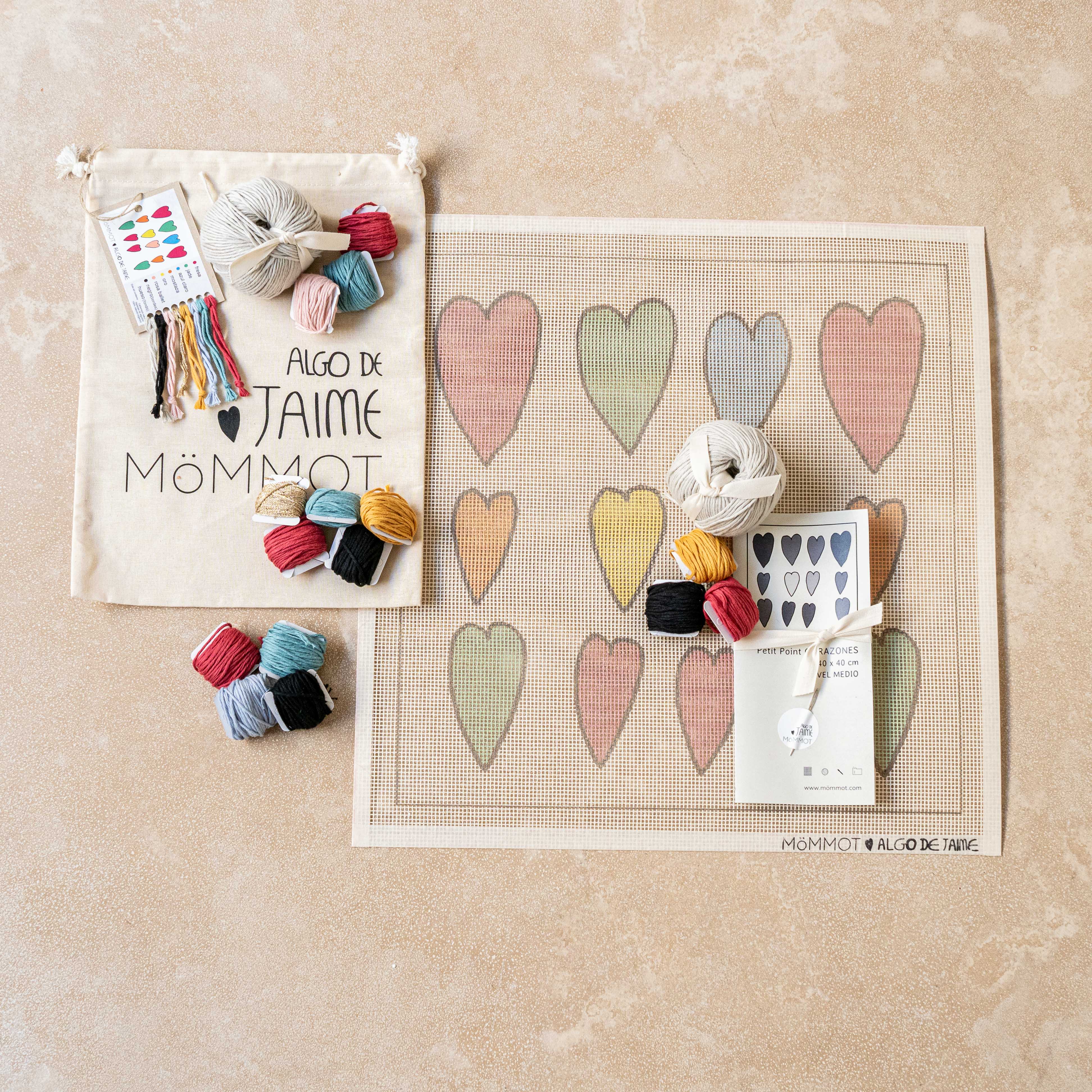 Kit de petit point de MöMMOT con corazones